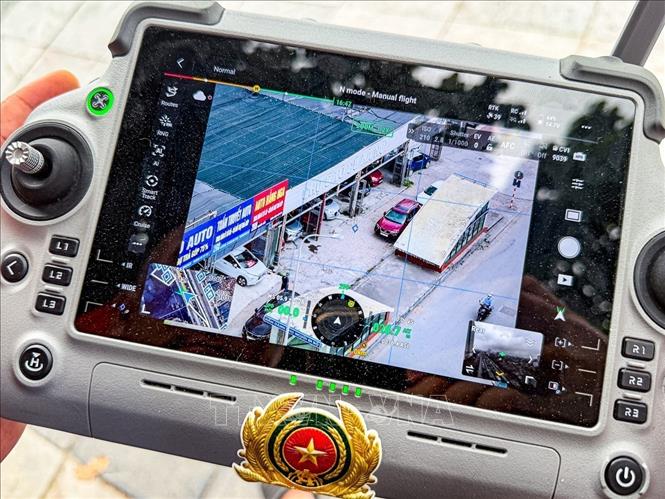 UAV giúp lực lượng chức năng theo dõi phương tiện và phát hiện các dấu hiệu vi phạm từ trên cao. (Ảnh: Trung Nguyên/TTXVN)
